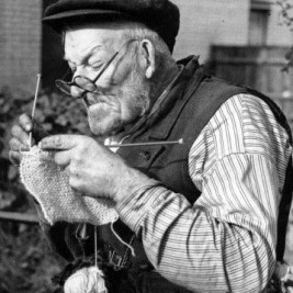knitting_old_man