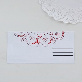 Decorare una busta con centrini di carta diy