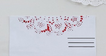 Decorare una busta con centrini di carta diy